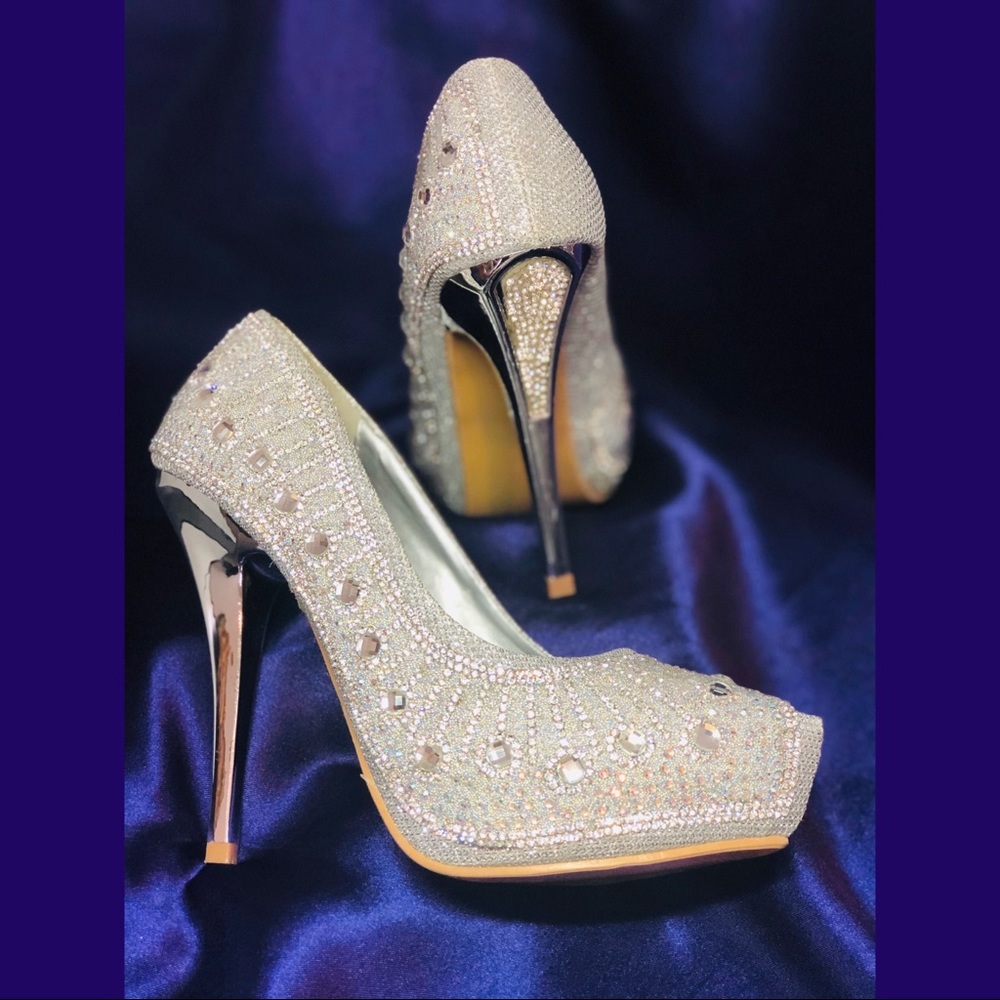 ❄️❄️Silver rhinestone heels by DO DO